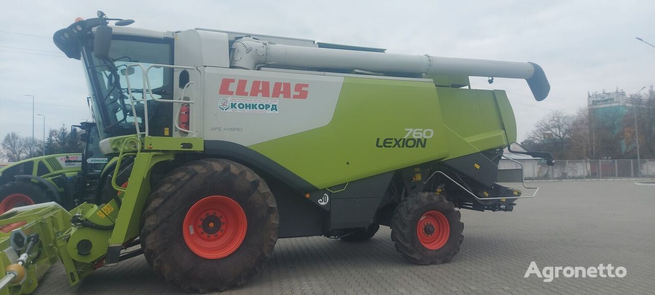 Claas LEXION 760 grain harvester